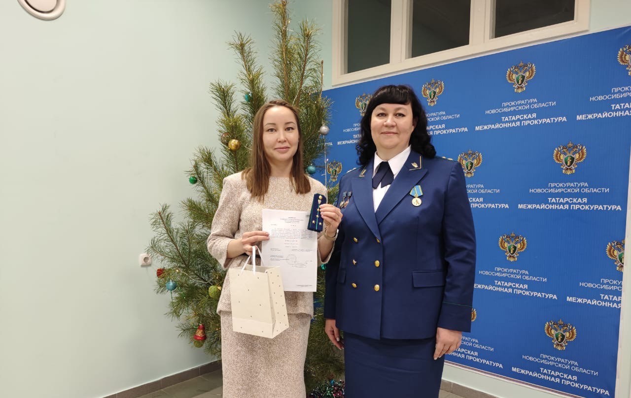 Член Совета ветеранов прокуратуры Островерхова Анна Евгеньевна в торжественной обстановке вручила погоны и поздравила помощника Татарского межрайонного прокурора Василенко Ирину Евгеньевну