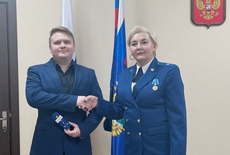 Член Совета ветеранов прокуратуры Новосибирской области Еремеева Ольга Владимировна вручила погоны и поздравила с присвоением классного чина помощника Новосибирского районного прокурора