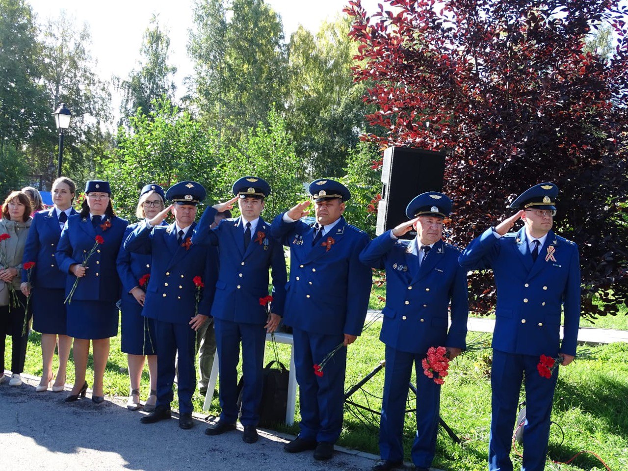 Председатель Совета ветеранов Громыко А. А. возложил цветы к памятному камню (знаку) от имени Совета ветеранов.