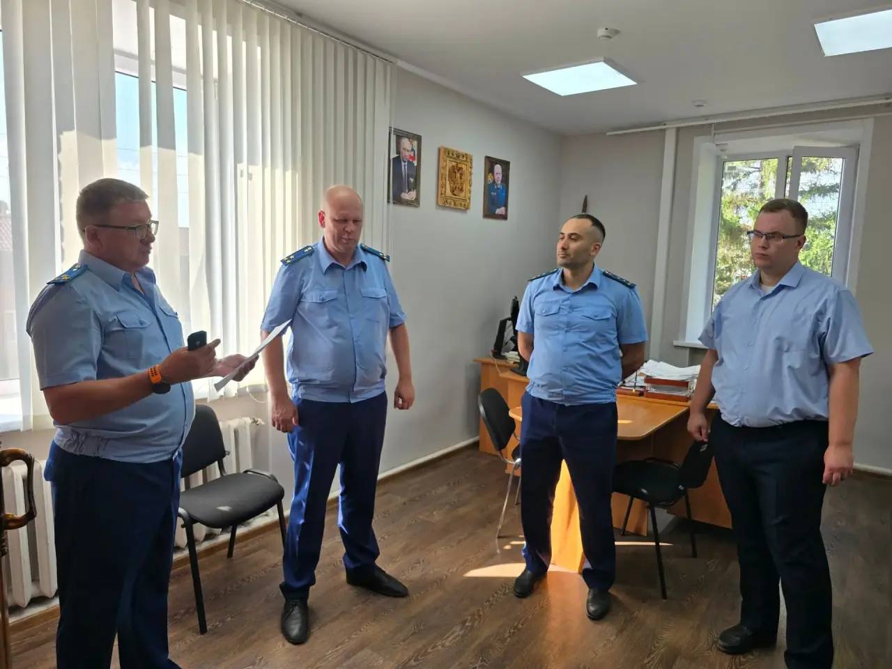 Член совета ветеранов П.В. Макаренко принял участие в церемонии вручения погон помощнику прокурора Куропаткину Р.А.
